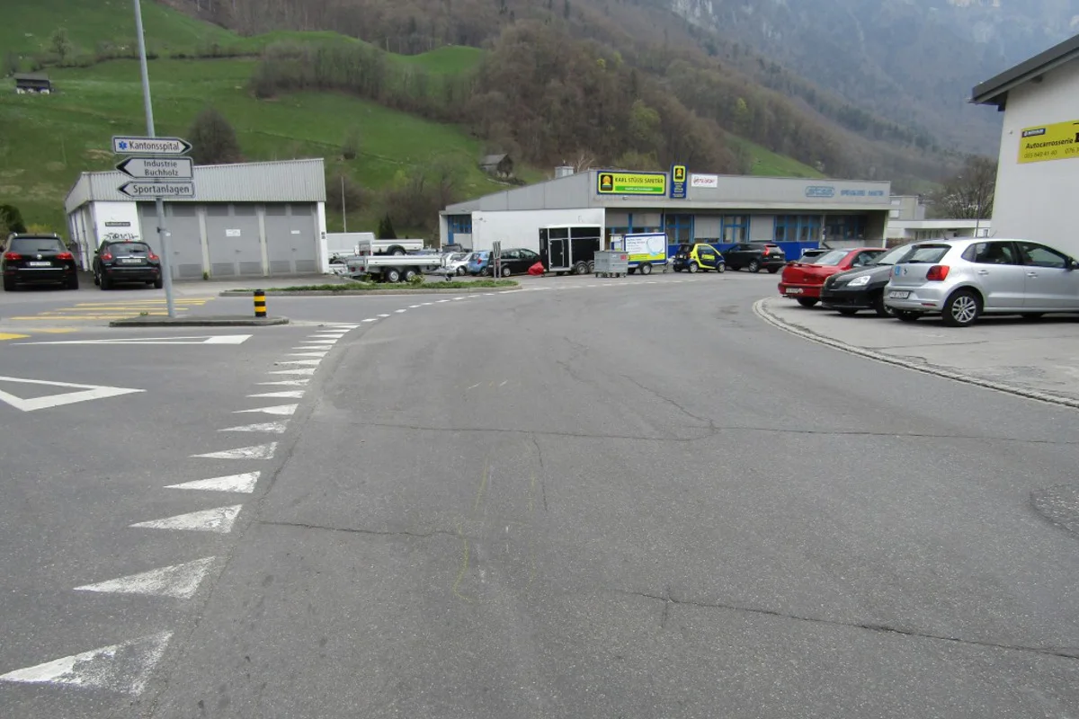 Verkehrsunfall in Glarus - Frau verletzt