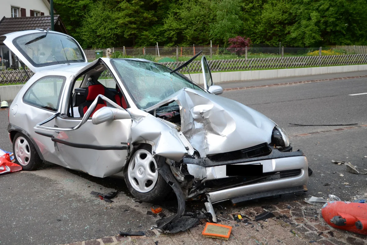 Besoffener baut Selbstunfall in Diegten - Beifahrerin stirbt!