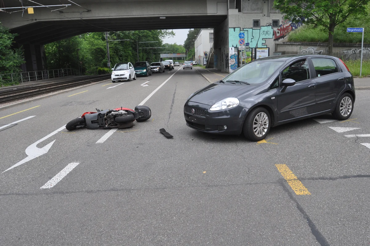 Auto und Roller kollidieren in Basel