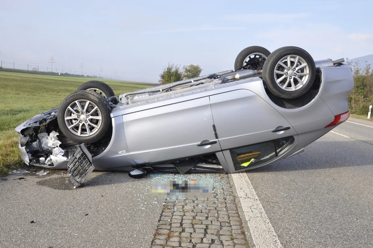 Bellach SO - Alleinunfall endet auf dem Dach