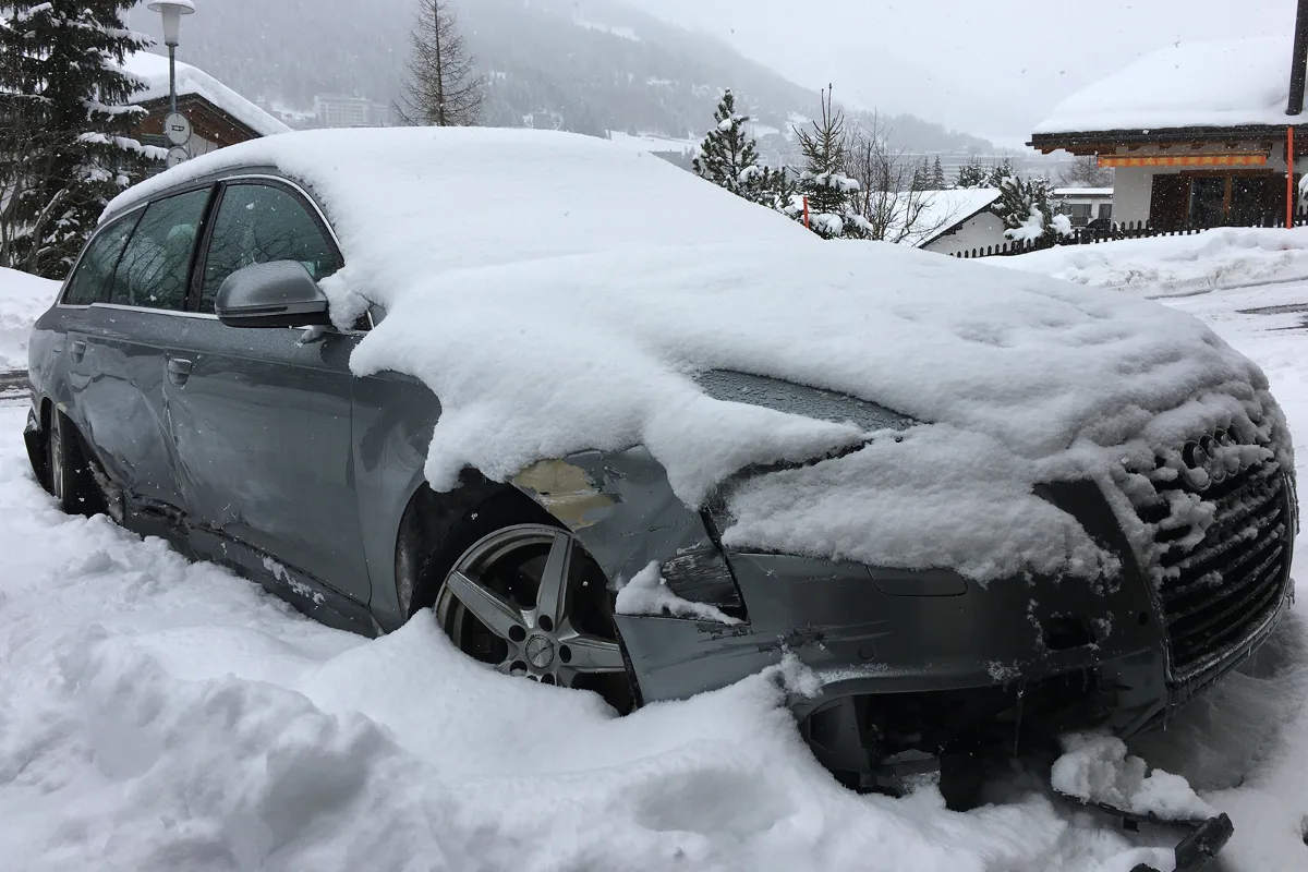 Davos GR - Nach Selbstunfall mit geschrottetem Auto weitergefahren