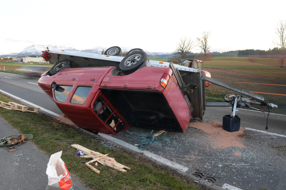 Anhänger mit geladenem Fahrzeug in Ruswil gekippt