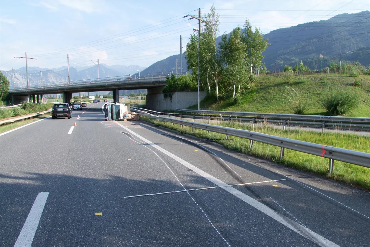 Drei Leichtverletzte bei Selbstcrash auf der A13 bei Maienfeld