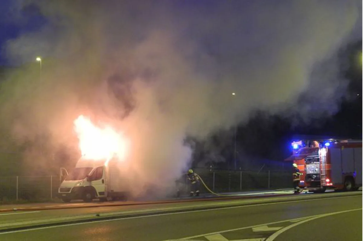 Lieferwagen in Lachen durch Brand zerstört