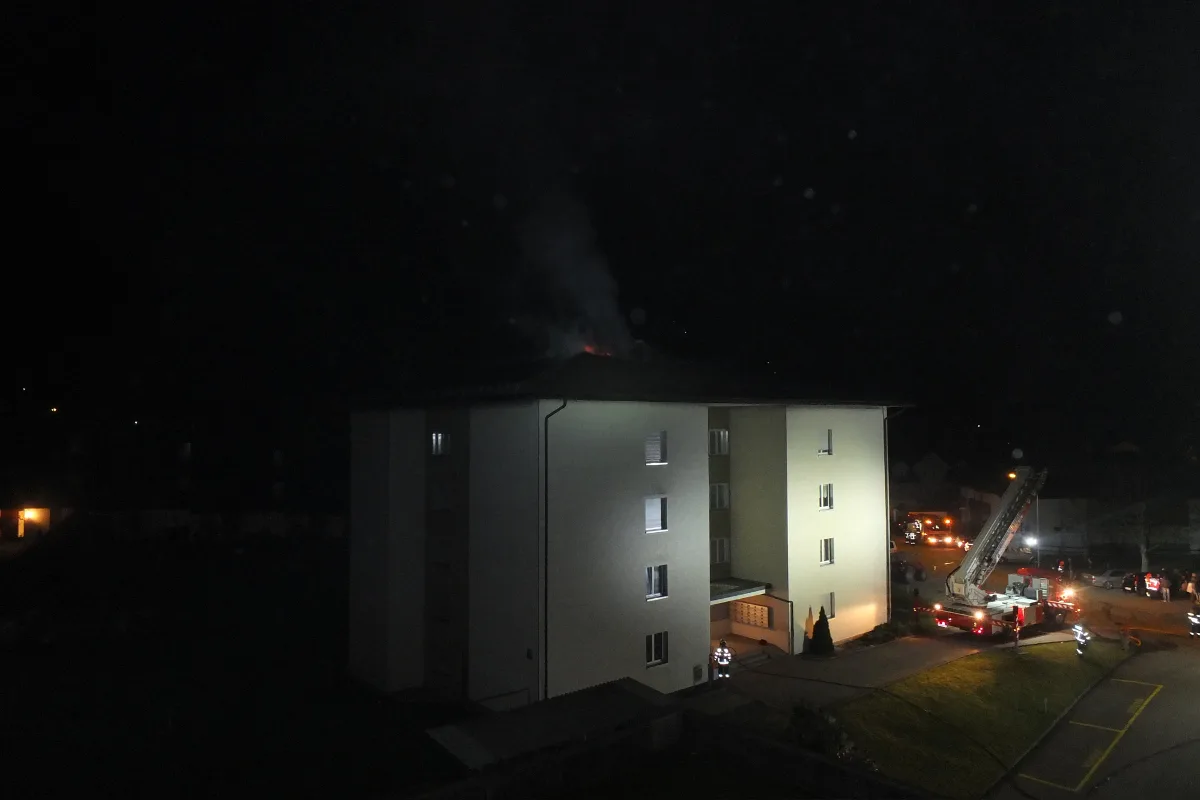 Ebnat-Kappel SG - Dachbrand: Feuerwehr interveniert gekonnt