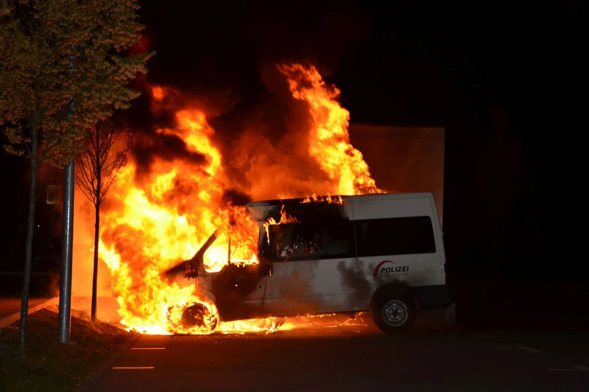 Allschwil BL - Polizeiauto brennt lichterloh