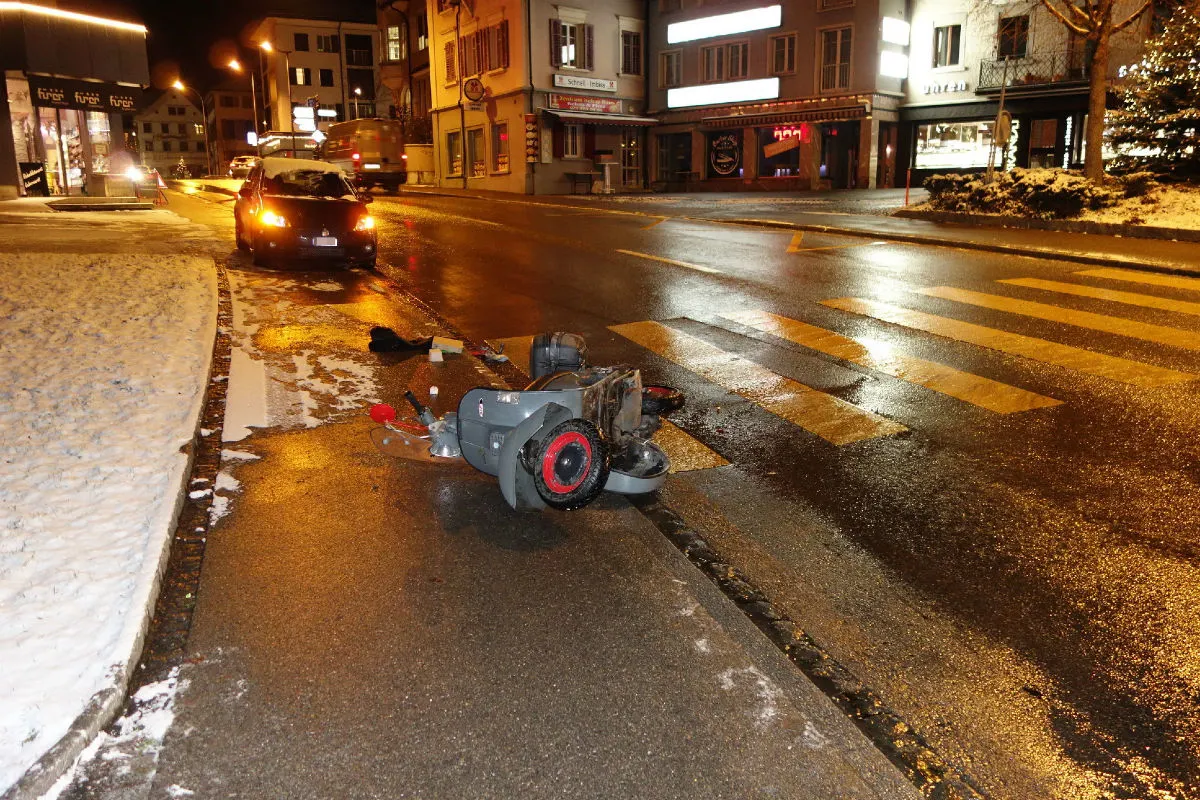 Flawil SG - Auto fährt Rollerfahrer an