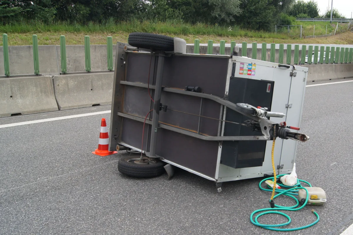 Steinhausen ZG: Verkehrsbehinderungen wegen umgekipptem Anhänger