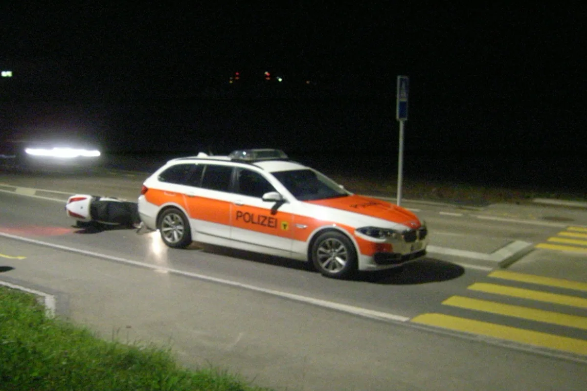 Erstfeld UR - In Polizeiauto gekracht