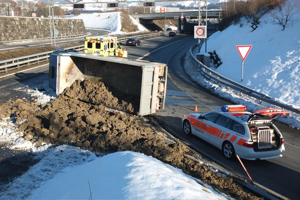 Neuhaus SG: Gekippter Lastwagen sorgt für Verkehrsbehinderungen