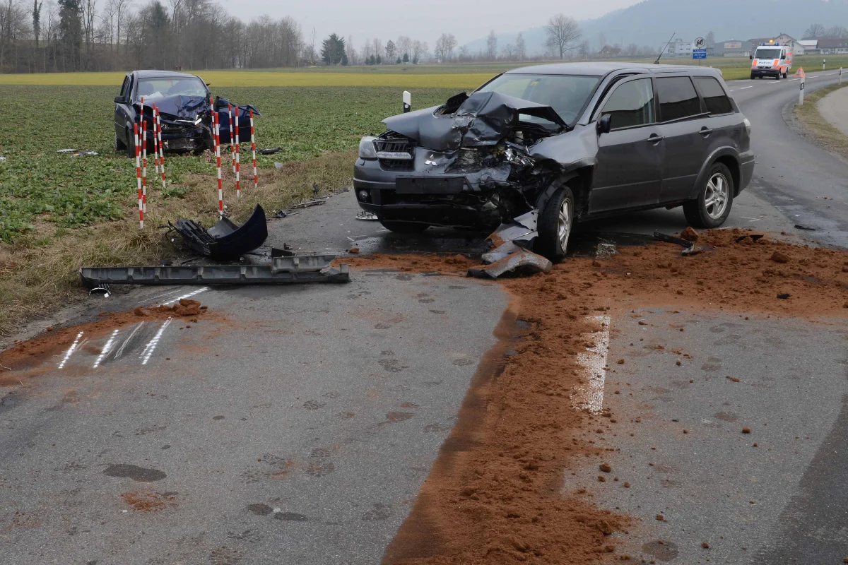 Frontalcrash in Schötz fordert vier Verletzte
