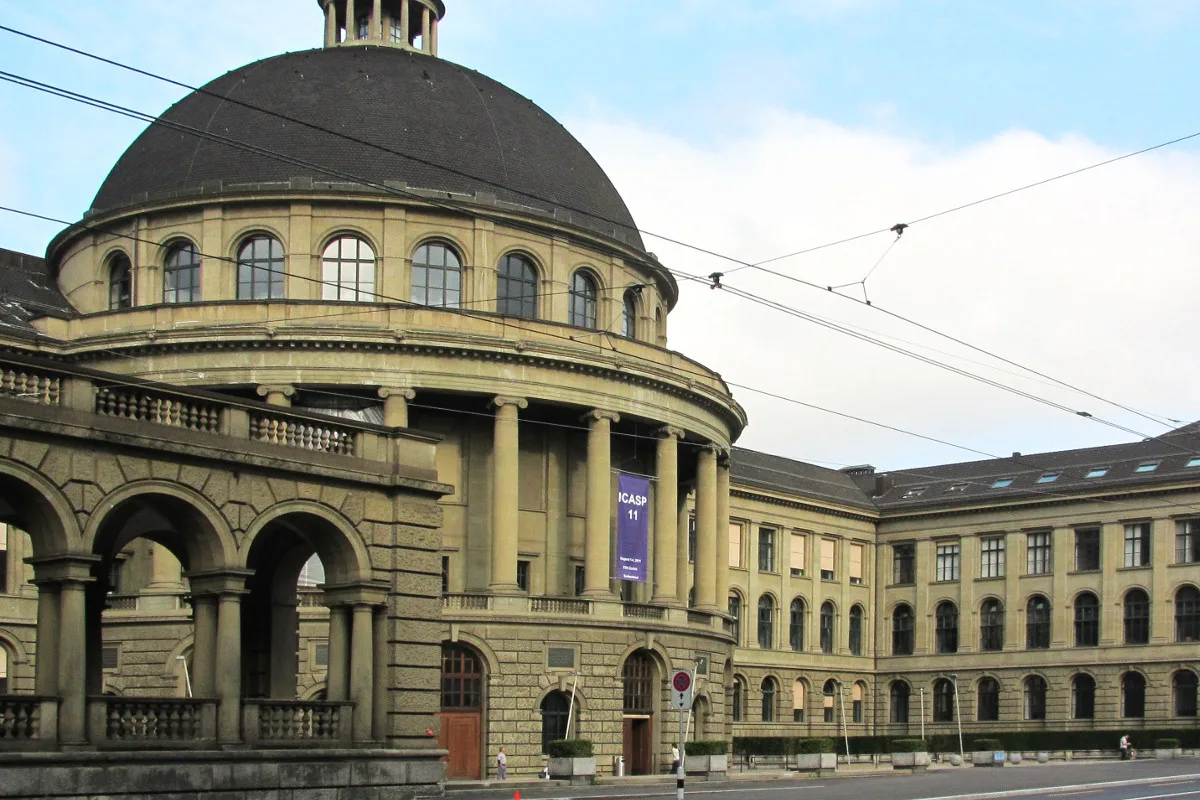 Kuhmist, faule Eier & Urin verteilt! Aktivisten stürmen Hörsaal in der ETH Zürich