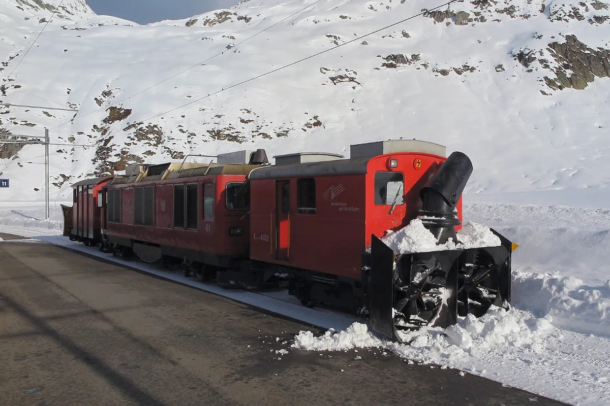 Oberalppass GR/UR - Lawine verschüttet Bahngeleise am Oberalp