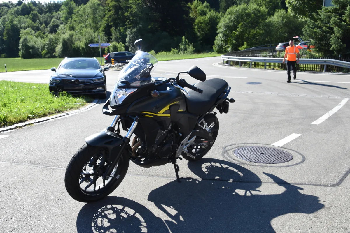 Niederbüren SG - Auto mit Motorrad kollidiert