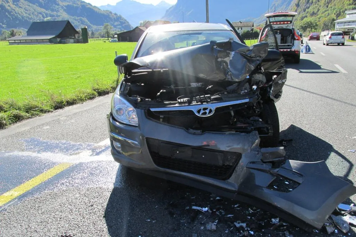 Näfels GL: Auffahrkollision zwischen zwei Personenwagen