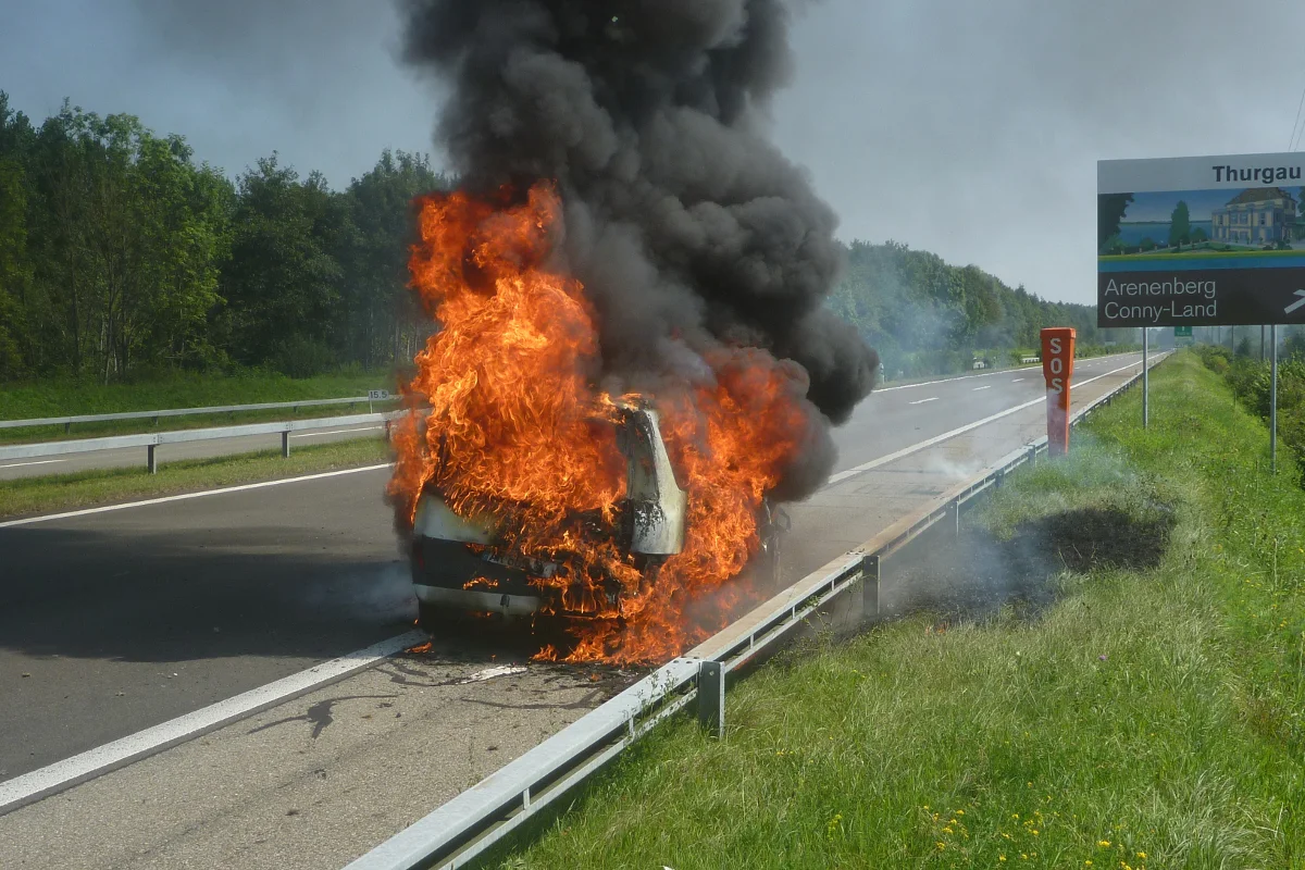 Frauenfeld TG: Autobrand auf der Autobahn A7