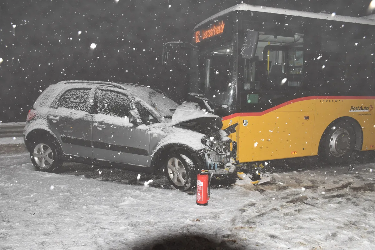 Parpan GR - Pkw kollidiert frontal mit Postauto