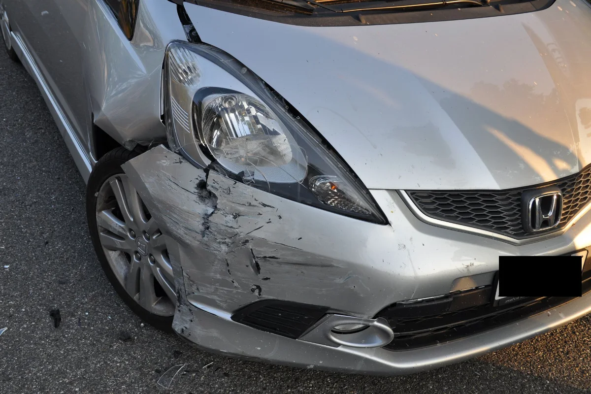 In Solothurn mit parkiertem Auto kollidiert und abgehauen