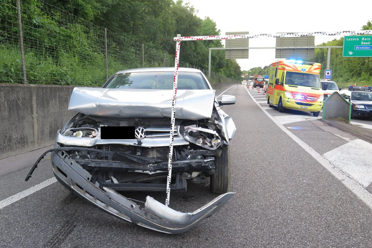 Münchenstein/A18: Auffahrunfall fordert zwei Verletzte