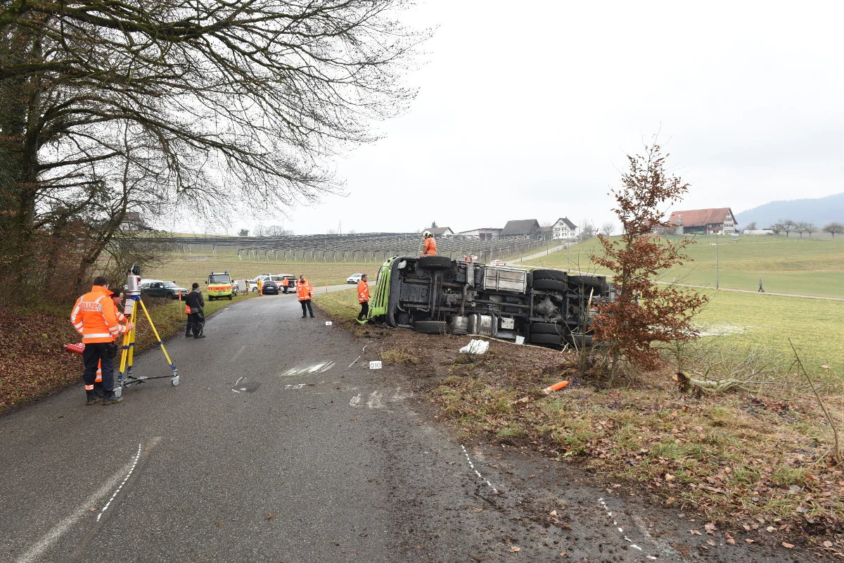 Oberstammheim ZH - Selbstunfall mit Tanklastwagen - Zeugenaufruf