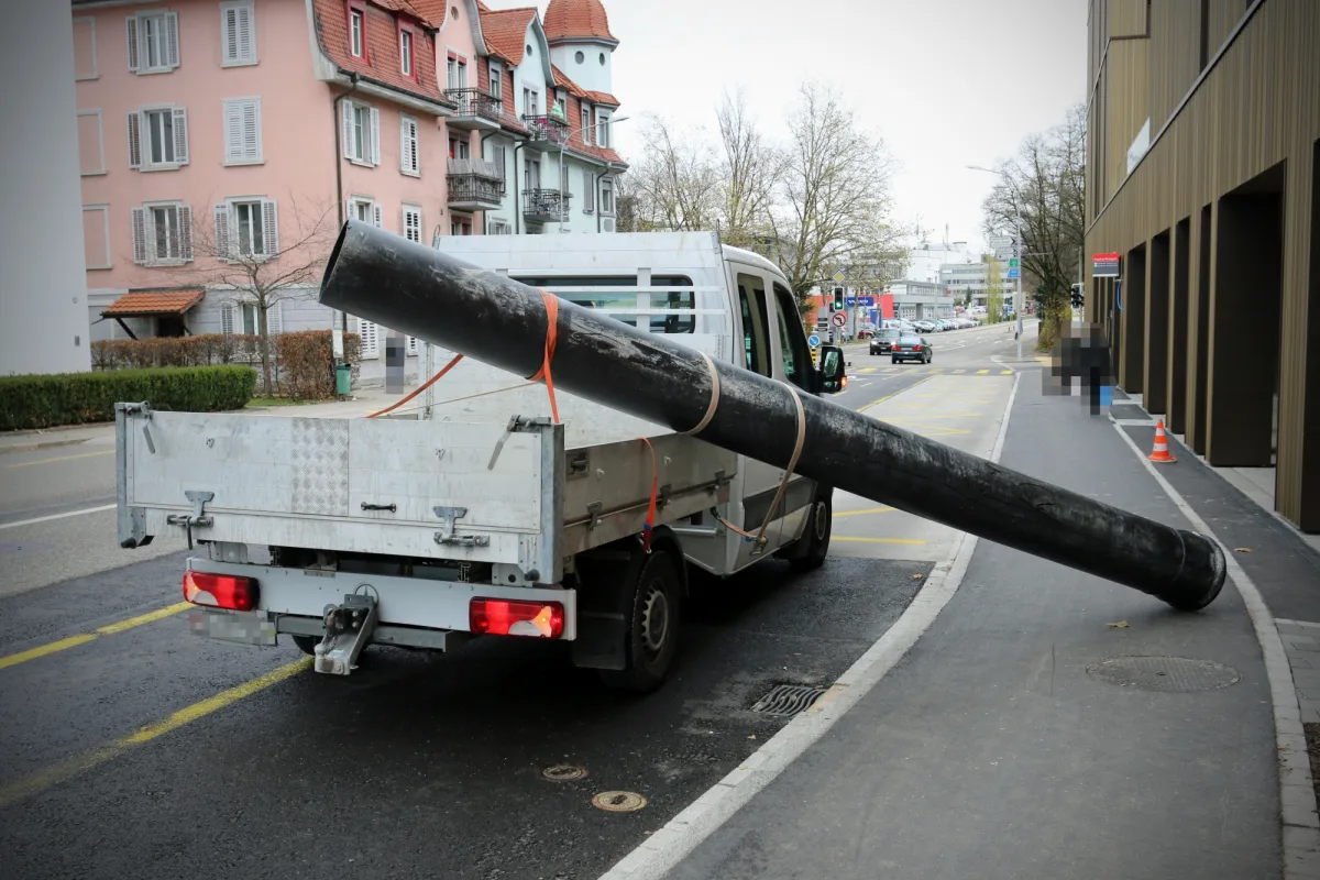 St. Gallen SG - Ladung verursacht Kollision während Fahrt