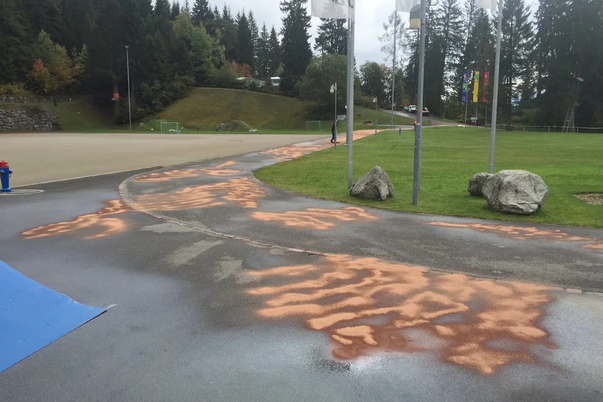 Grössere Menge Öl beim Flimser Sportzentrum ausgelaufen