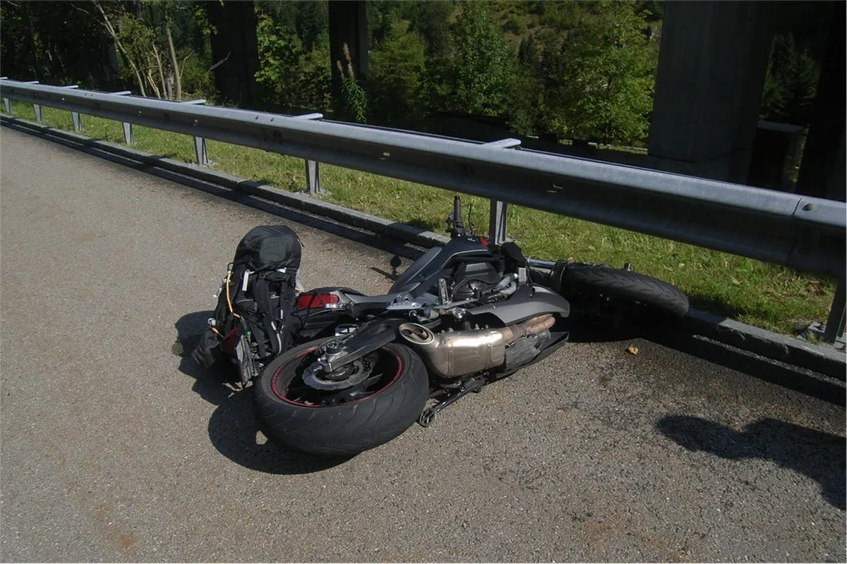 Göschenen UR - Kollision zwischen Motorad und Wohnmobil