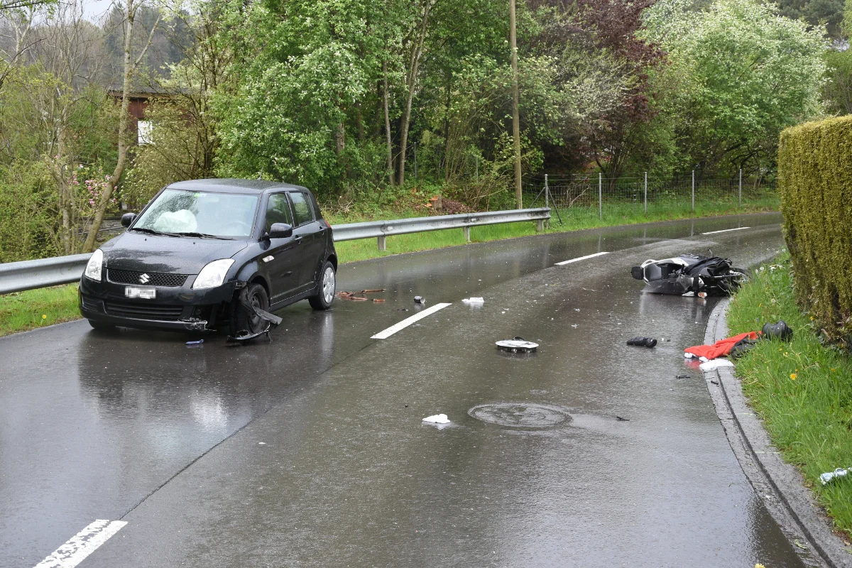 Eichberg SG - Rollerfahrer rutscht auf nasser Fahrbahn in Auto