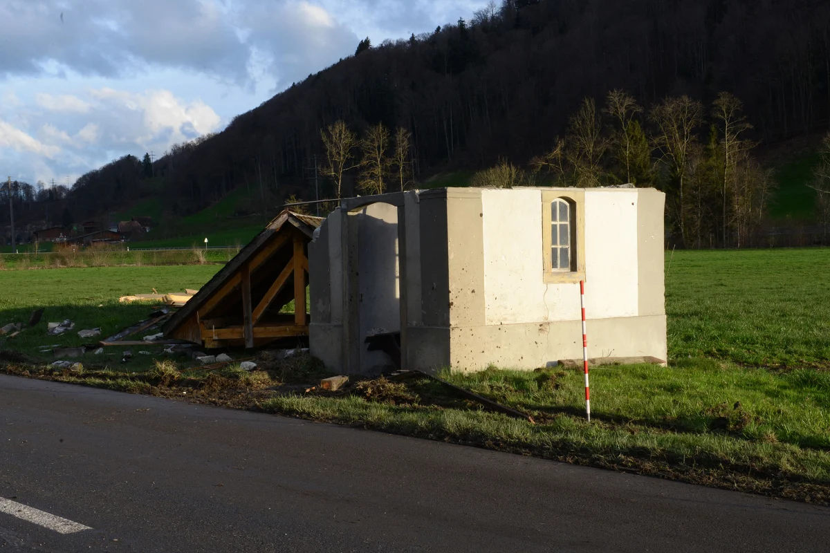 Anhängerzug kollidiert mit Wegkapelle in Werthenstein