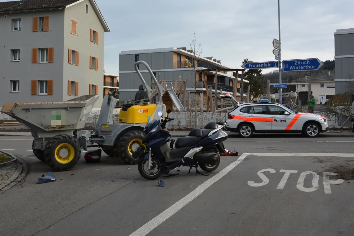 Islikon: Mit Baumaschine kollidiert und schwer verletzt