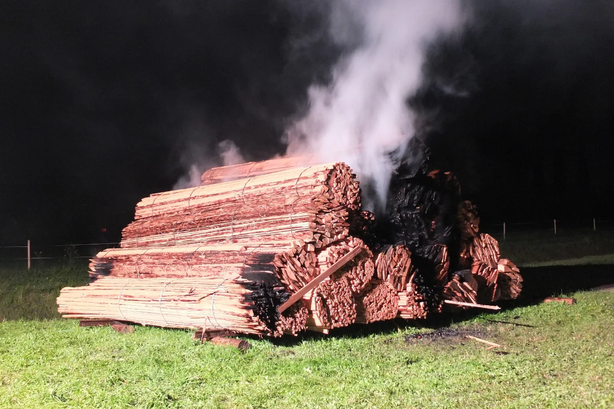 Ein brennender Holzstapel in Diepoldsau