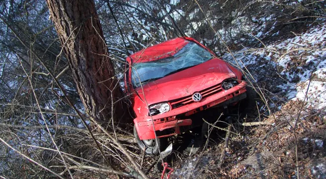 Baum stoppt Auto nach Selbstcrash in Ftan