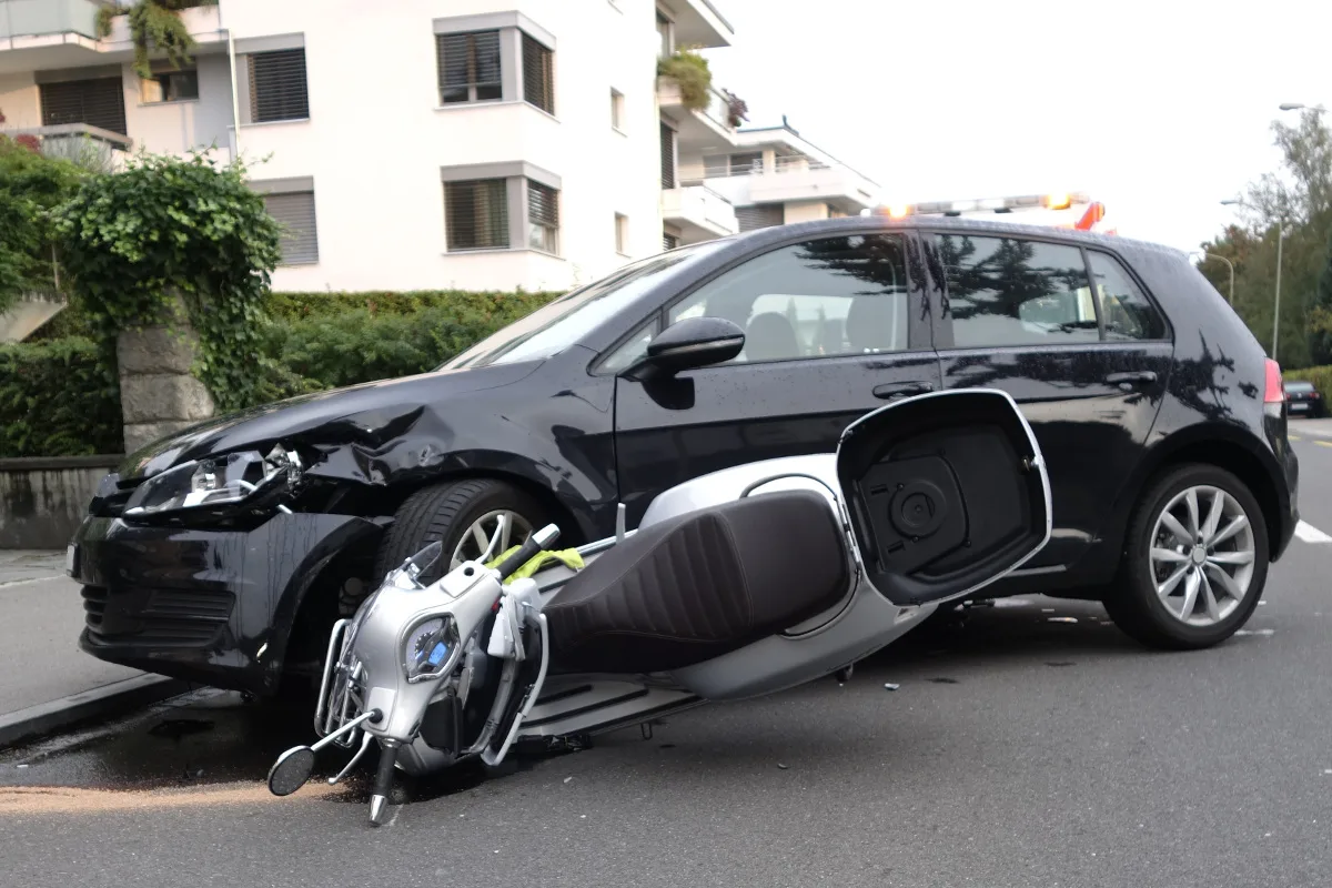 Kilchberg ZH - Autofahrerin kollidiert mit Motorrad