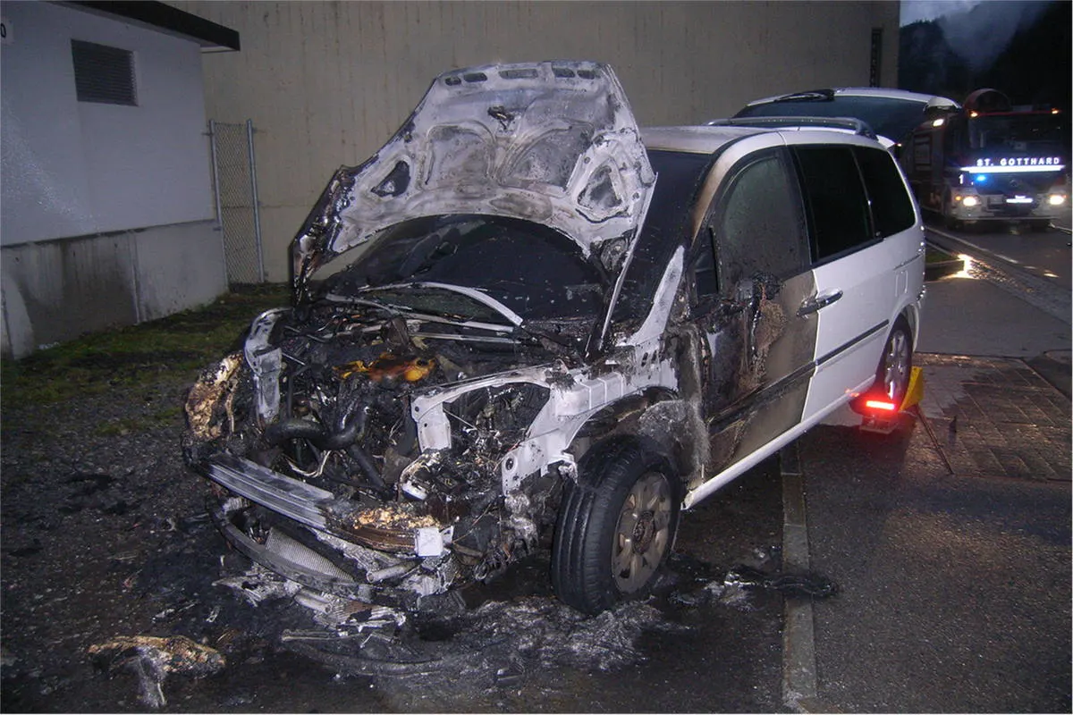Göschenen UR - Fahrzeugbrand unterhalb der Schöllenen