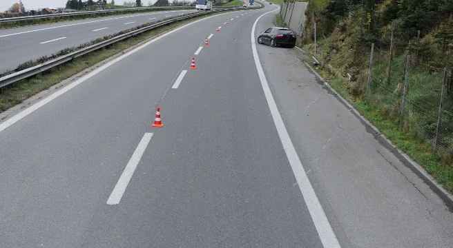 Auto knallt auf der A2 in Buochs in Wildschutzzaun