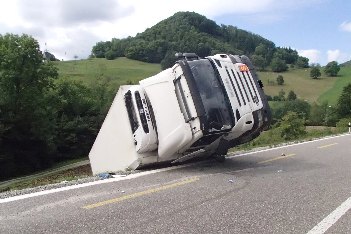 Asp AG - Strassensperrung nach Lastwagenunfall