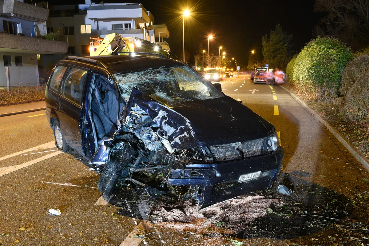 Thalwil ZH - Beifahrerin (54) und Mädchen (3) bei Kollision mit Baum verletzt