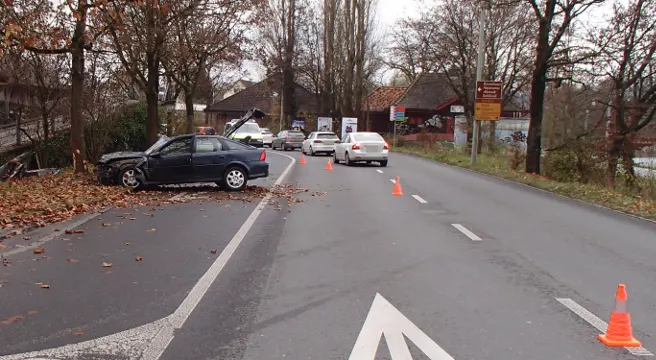 Aarau: Mit Baum kollidiert - Fahrer im Auto eingeklemmt