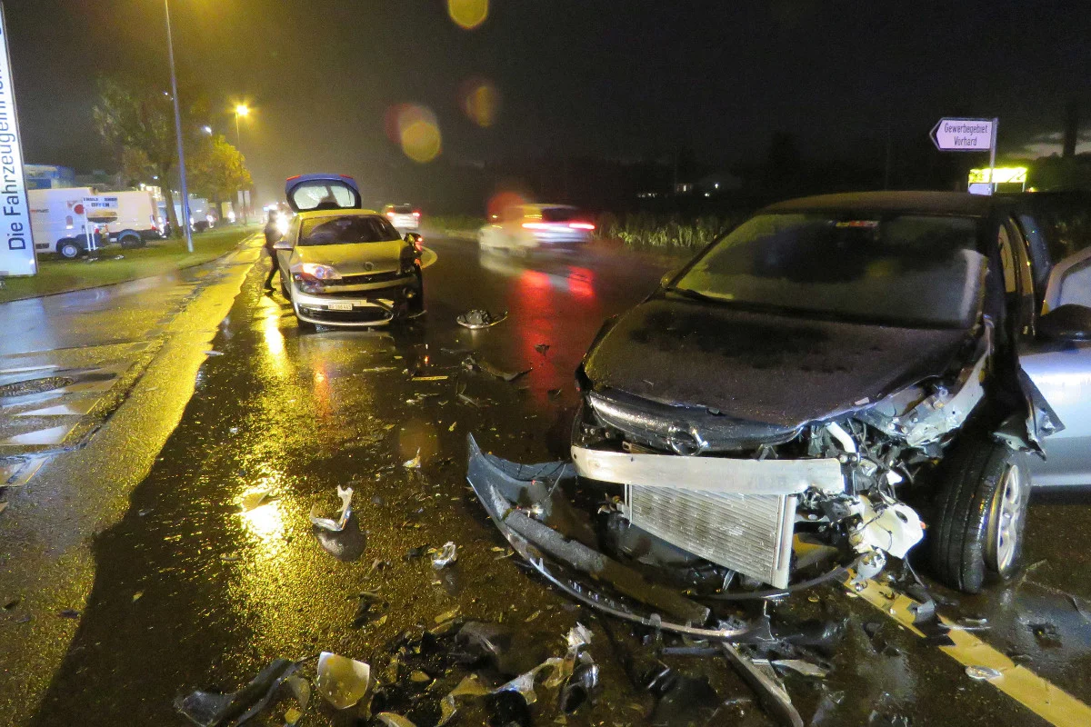 Döttingen AG - Fünf Verletzte nach Frontalcrash