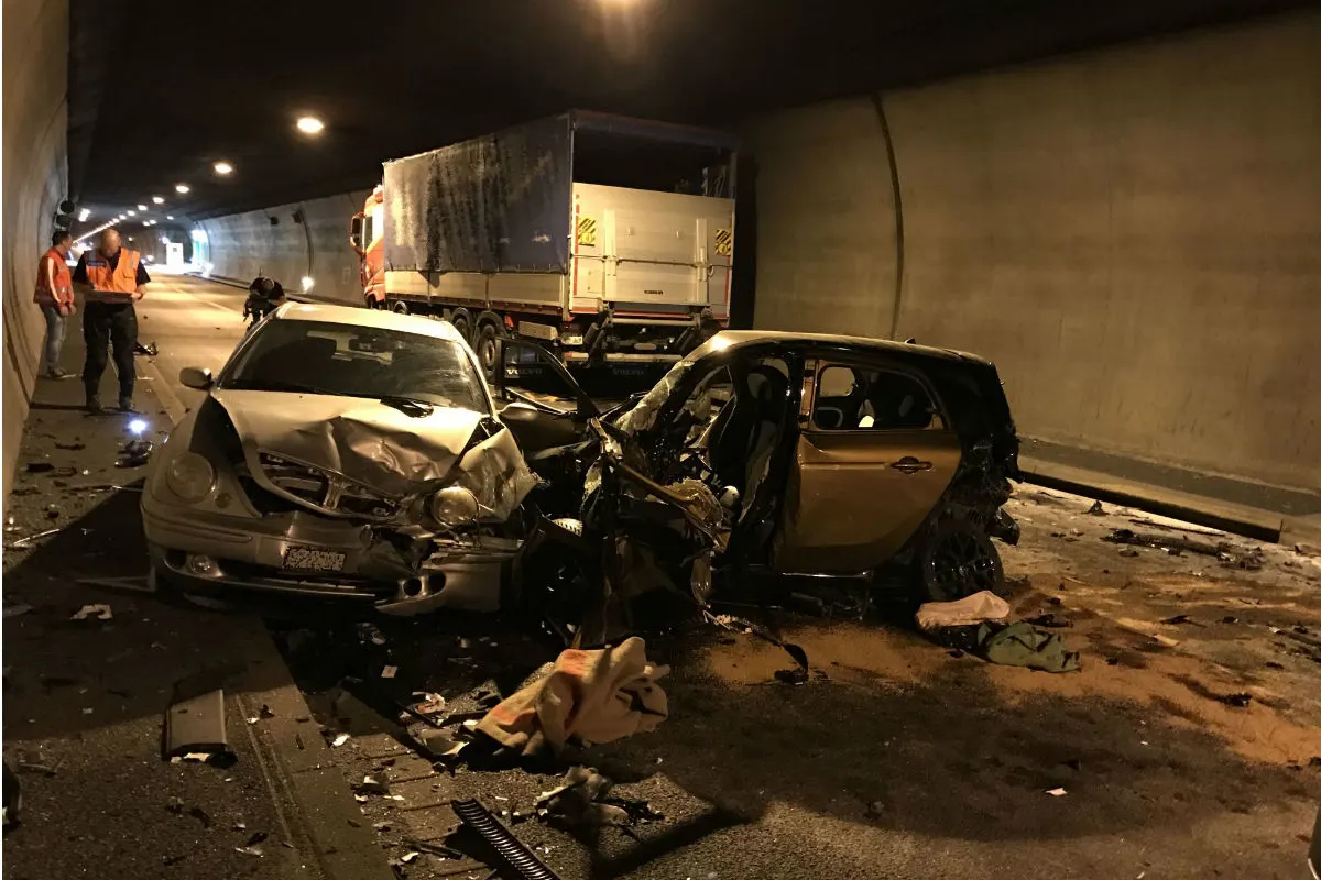 Grellingen BL - Verheerender Crash im Eggfluetunnel fordert Toten und vier Verletzte