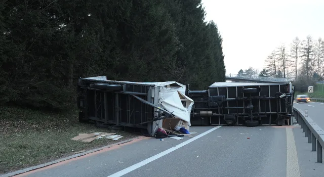 Maur: Anhänger kippt auf der A52 - Stau
