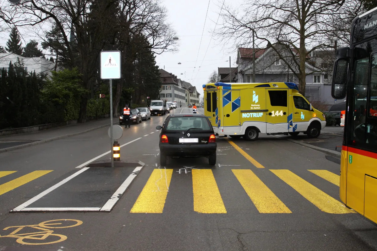 Frau wird in St. Gallen von Auto erfasst