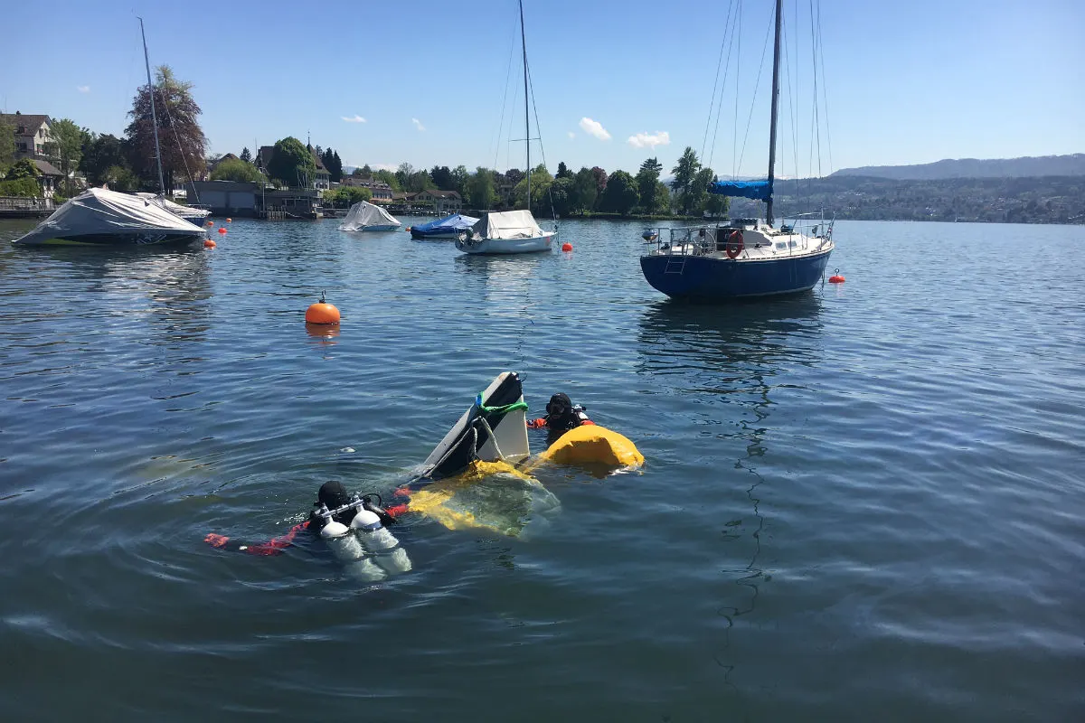Küsnacht ZH - Gesunkenes Motorboot geborgen