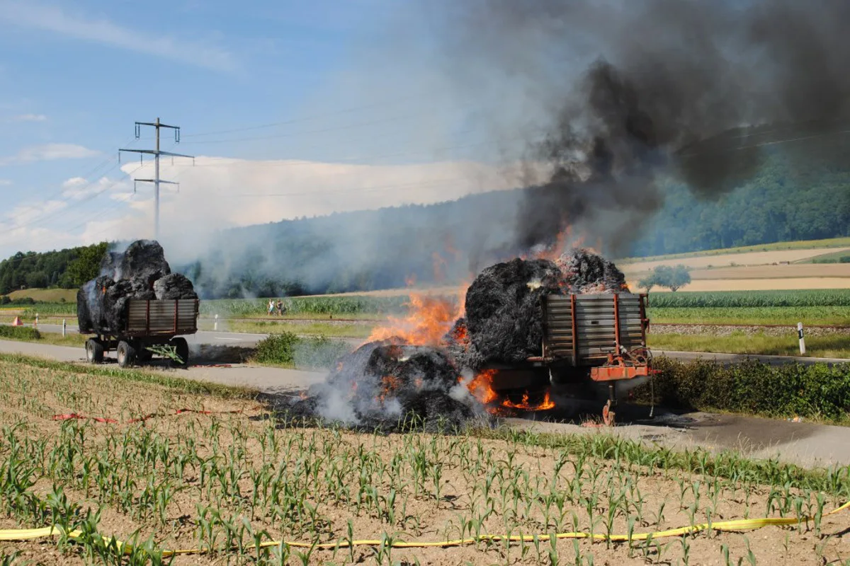 Ramsen SH - Stroh-Ladewagen in Vollbrand geraten - Zeugenaufruf