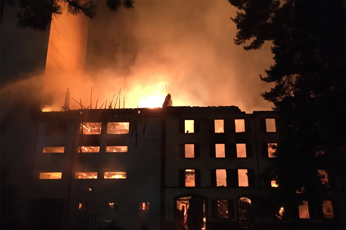 Cousset FR: Gebäudebrand fordert Einsatz von 100 Feuerwehrleuten