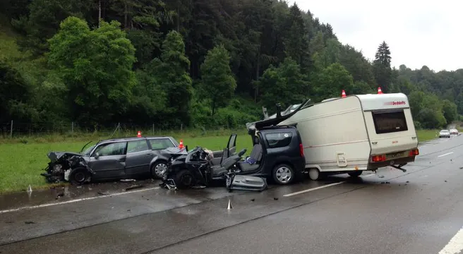 Bargen: Horrorcrash auf der A4 - ein Toter, zwei Schwerverletzte