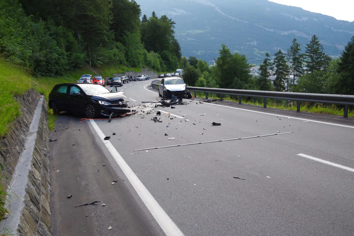 Chur GR - Heftiger Frontalcrash fordert zwei Verletzte