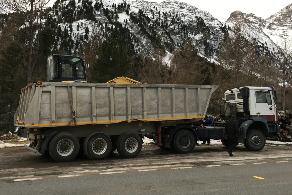 Silvaplana GR - Sattelmotorfahrzeug aus dem Verkehr gezogen
