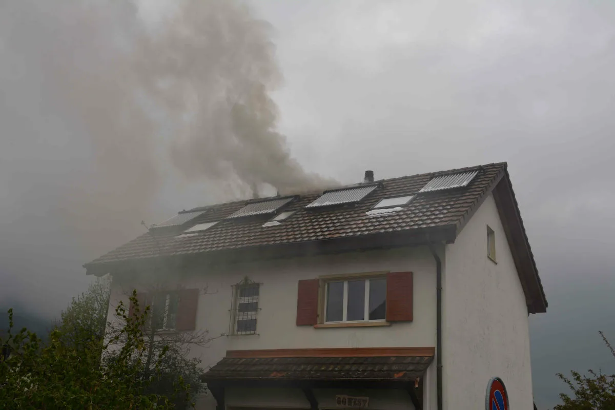 Hofstetten-Flüh SO - Dach eines Einfamilienhauses in Flammen