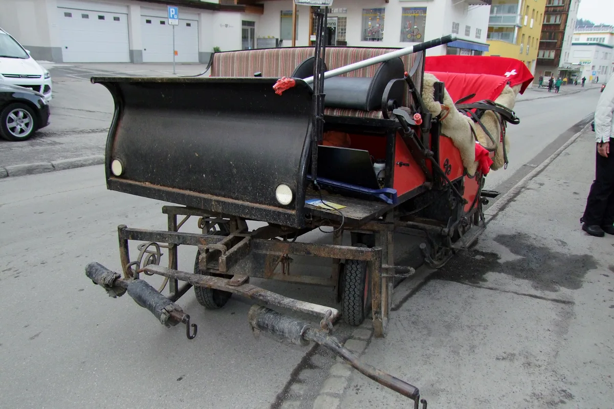 Durchgebrannter Zweispänner rammt Personenwagen in Davos Platz